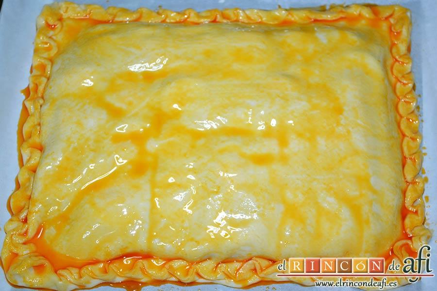 Empanada de atún, pintarla con el aceite sobrante del refrito