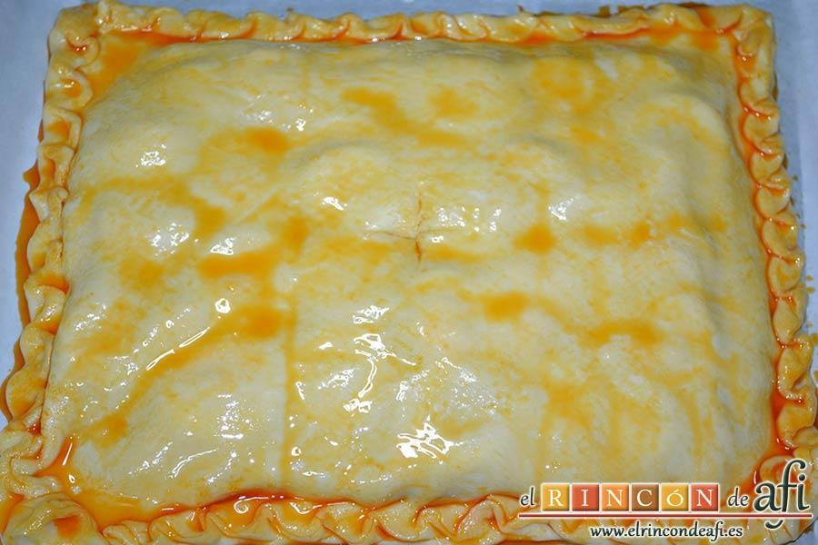 Empanada de atún, hacer un pequeño agujero en el centro para que no se rompa por el calor en el horno