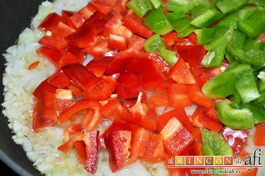 Empanada de atún, añadir los pimientos troceados