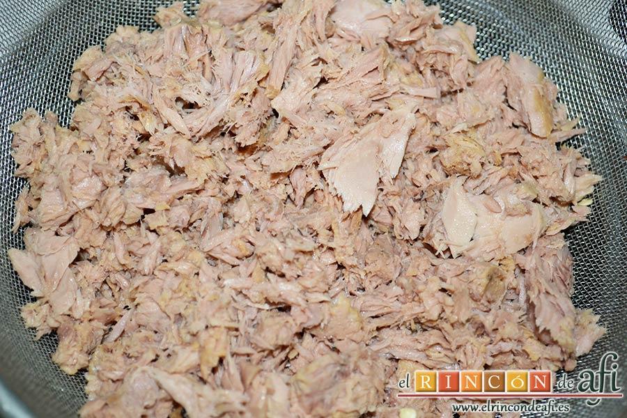 Empanada de atún, escurrir el atún