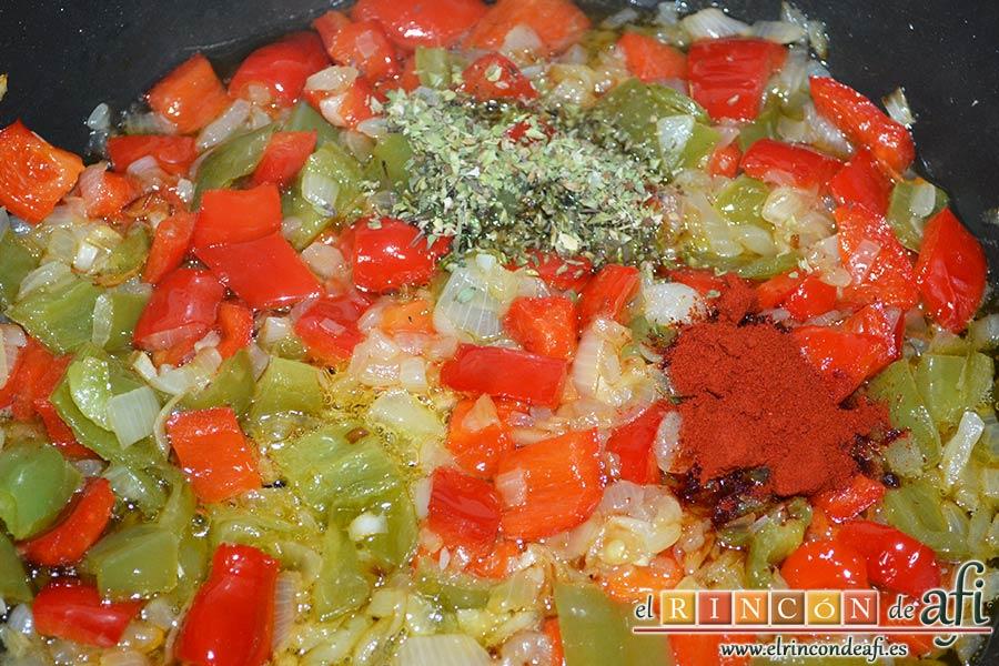 Empanada de atún, añadirle al sofrito el pimentón y el orégano
