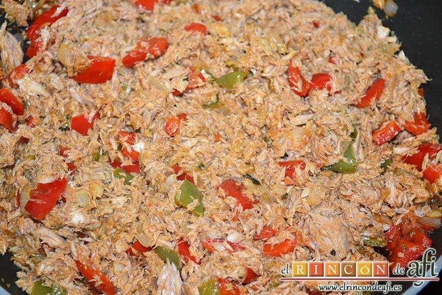 Empanada de atún, dejar que se integre todo a fuego moderado 5 minutos