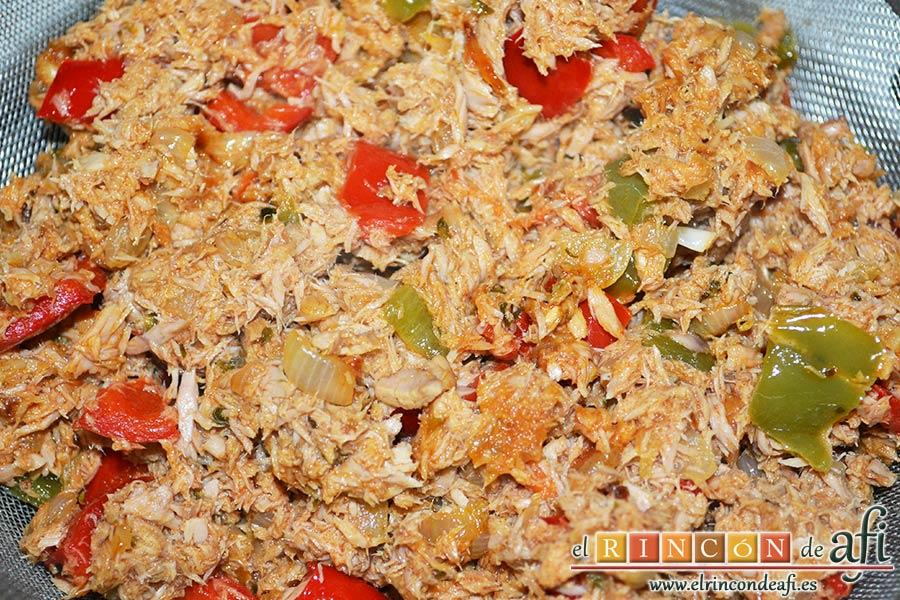 Empanada de atún, sacar del fuego y poner a escurrir para retirar el exceso de aceite