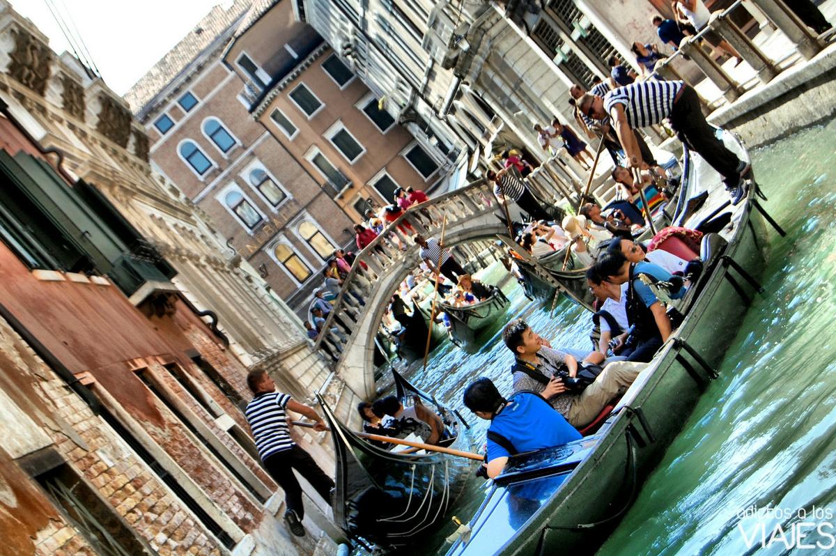 Varias góndolas se estrecha el canal