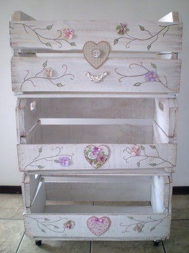 mueble vintage reciclado de caja de fresas
