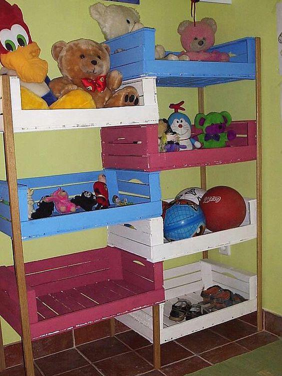 Estanterías con cajas de madera pintadas: 