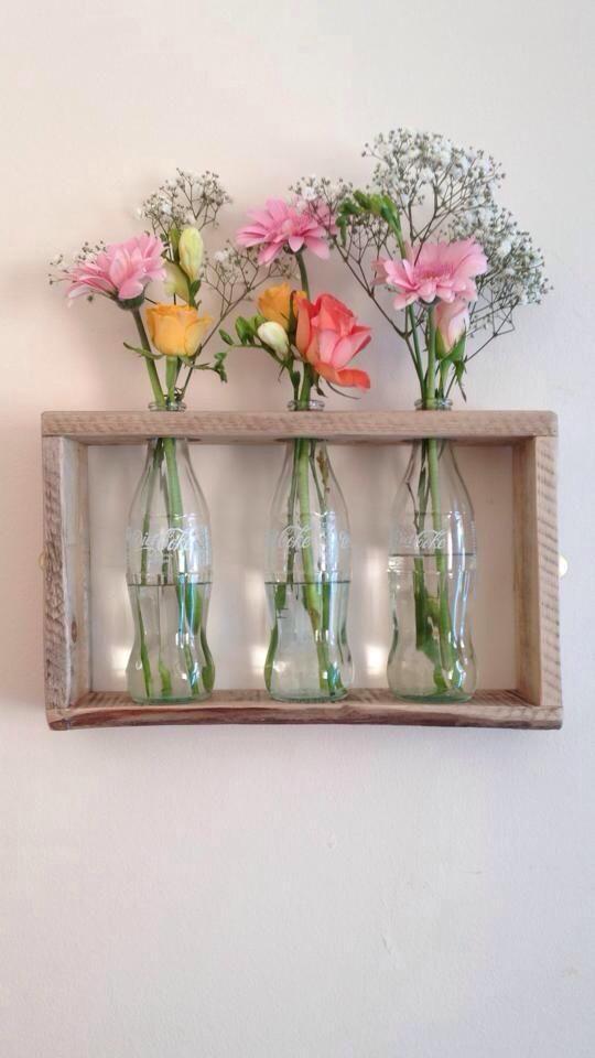 Caja y botellas recicladas para decorar