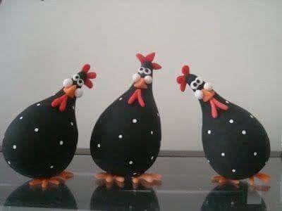 gallinas de bombillas hechas con un foco y pasta flexible https://es.pinterest.com/pin/331296116320705682/