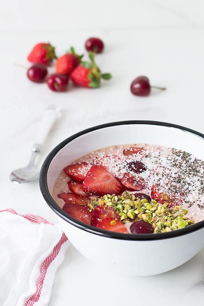 Smoothie Bowl de fresas y cerezas para desayunar