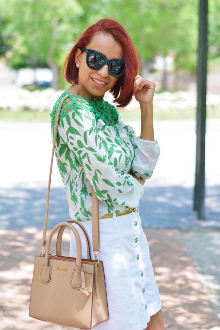 Look con gafas verdes