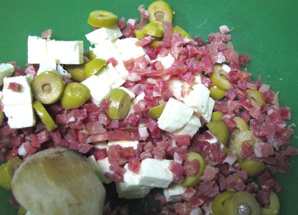 picando ingredientes para la ensalada de coliflor templada