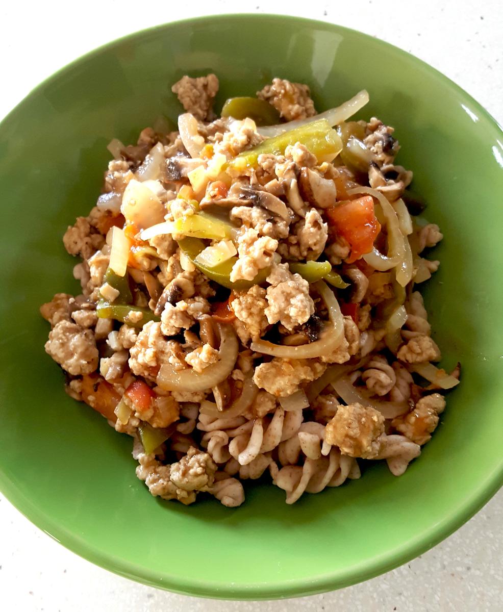 espirales de espelta con ternera cebolla pimiento verde y champiñones 1