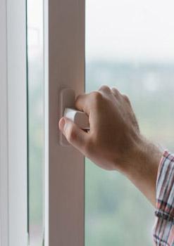 cierra puertas y ventanas