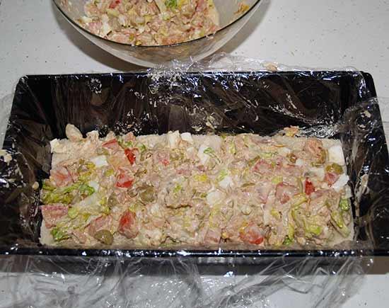 Pastel frío de atún con pan de molde