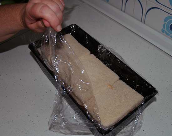 Pastel frío de atún con pan de molde