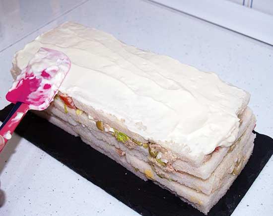 Pastel frío de atún con pan de molde