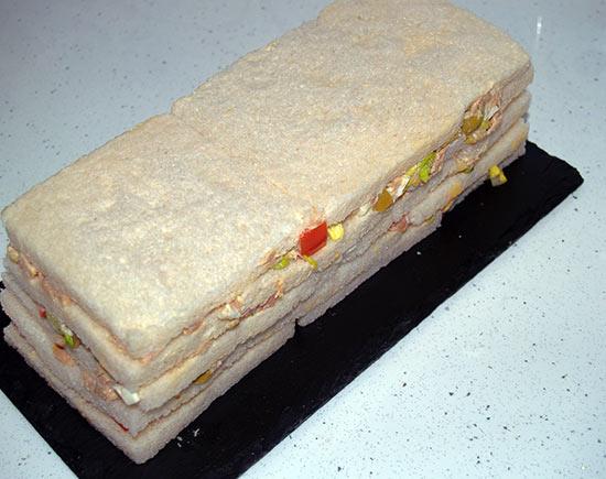 Pastel frío de atún con pan de molde