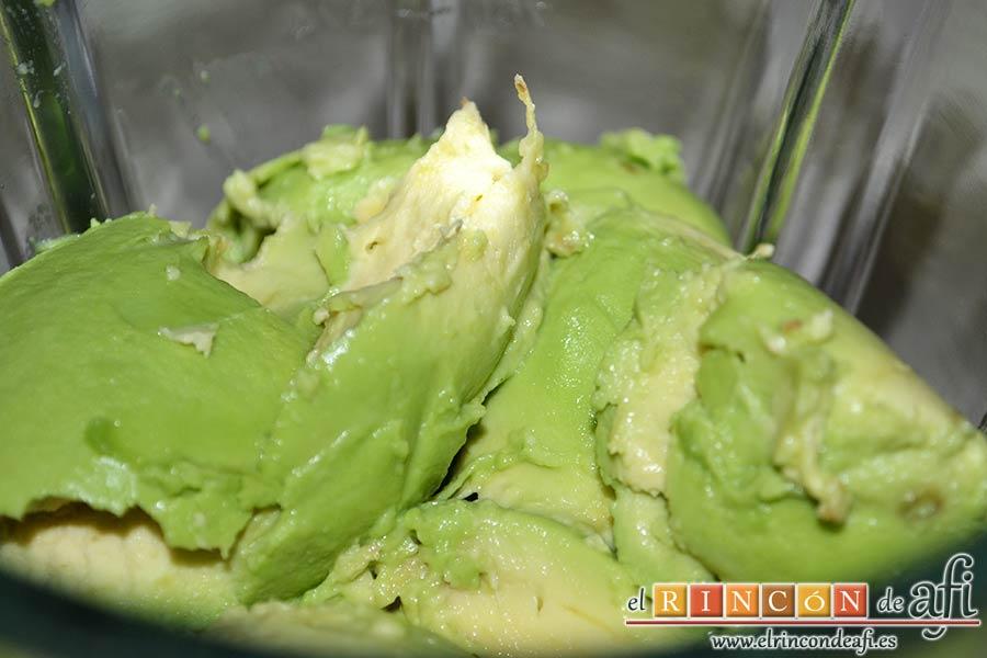 Salmorejo de aguacate, pelar los aguacates y meterlos sin hueso en un vaso americano