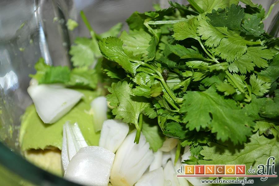 Salmorejo de aguacate, agregar la cebolleta troceada y el cilantro