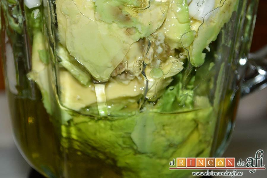 Salmorejo de aguacate, añadir la sal, el zumo de limón y el aceite de oliva