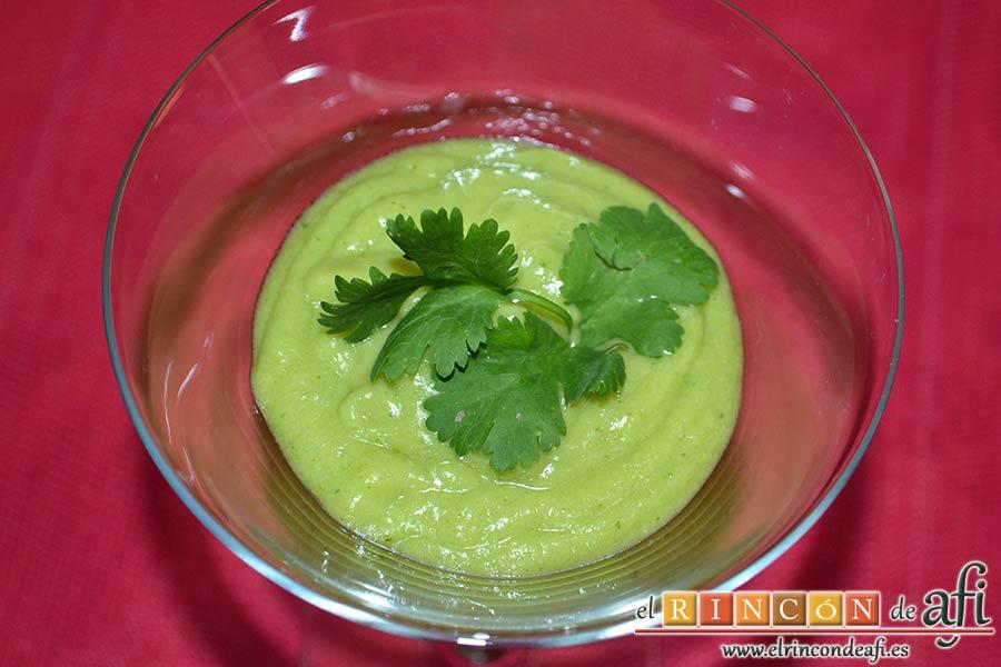 Salmorejo de aguacate, sugerencia de presentación