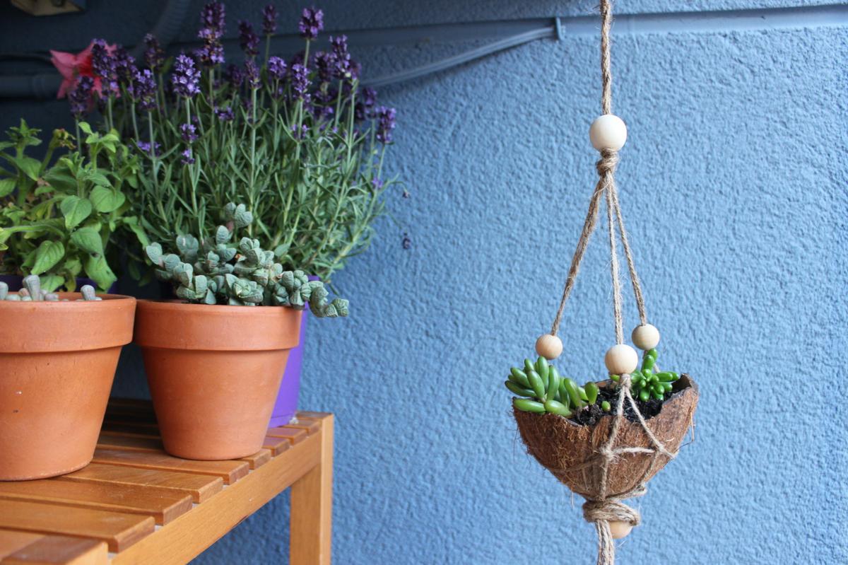 porta macetas de macrame con coco