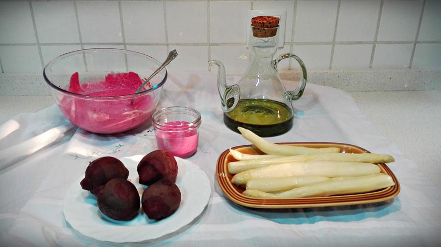 Espárragos con salsa de remolacha