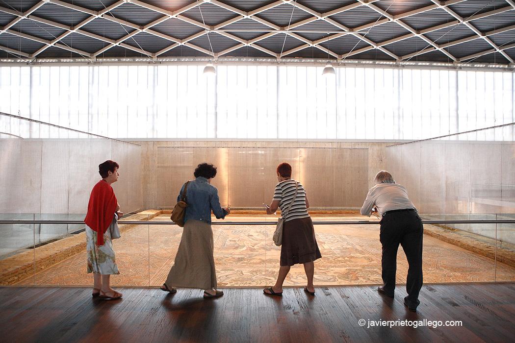 Sala principal de la Villa romana de La Olmeda con el mosaico Oecus. Palencia. Castilla y León. España. © Javier Prieto Gallego