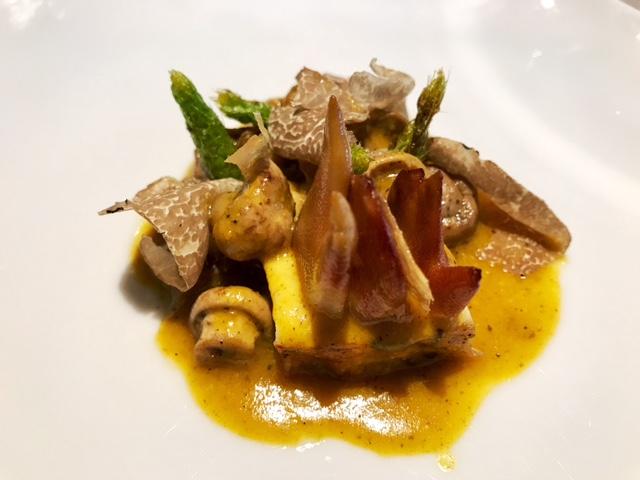 Guiso de Perretxico con Cresta de Gallo en salsa de pepitoria de Pularda al curry y trigo verde