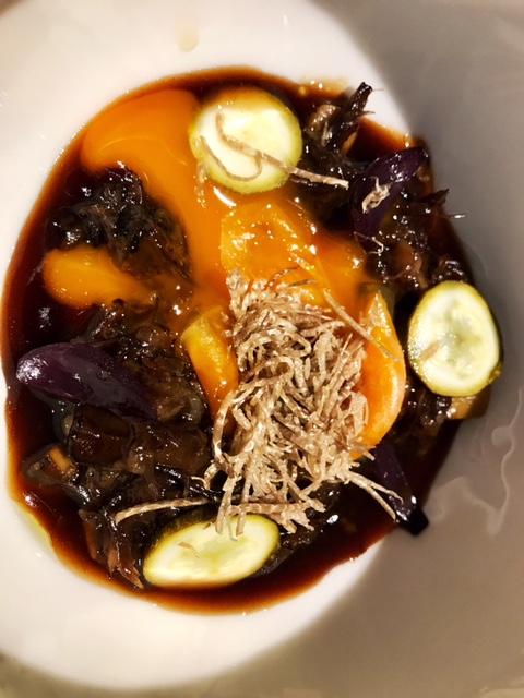 Tendón estofado y Rabo de Toro de Lidia con Huevo Poché, Cebollitas Francesas y Trufa