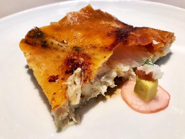 Cochinilla Lacada con su carne jugosa y su piel crujiente, encurtidos de vegetales