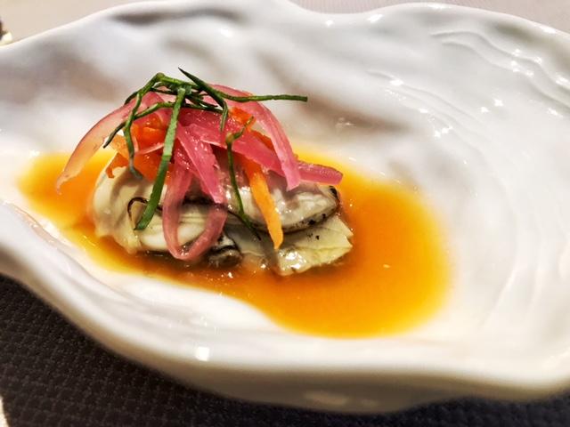 Ostra probiótica con encurtidos de Pepino y Calabacín, Leche de Tigre con fruta de la Pasión