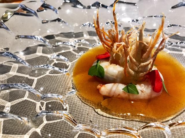 Gamba blanca cocinada con aceite picante, jugo de Gamba flambeado y crujiente de Gamba