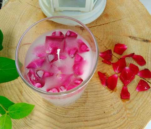 velas-flotantes-con-petalos-de-rosas-rojas