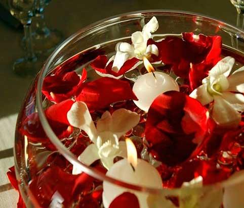 velas-flotantes-con-centro-tipo-pecera-con-petalos-de-rosas-y-orquideas