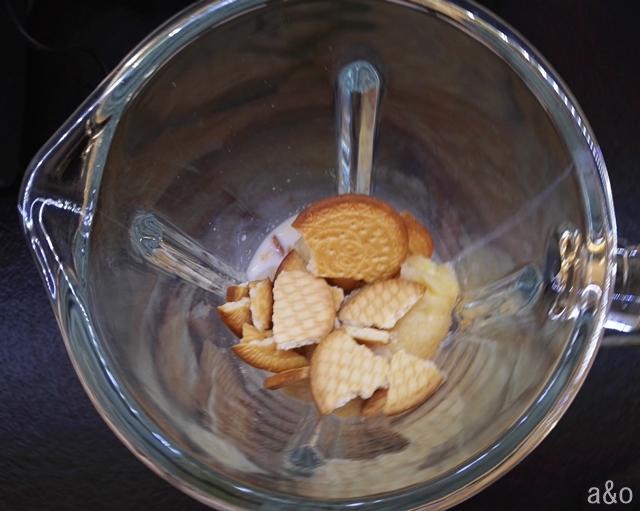 En una batidora de vaso mezclamos todos los ingredientes. 