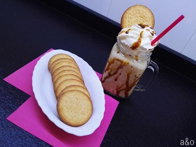 Decoramos el interior del vaso con sirope de caramelo.