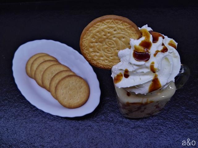 Echamos la mezcla en el recipiente y lo rematamos con nata montada (crema de leche) y sirope de caramelo.