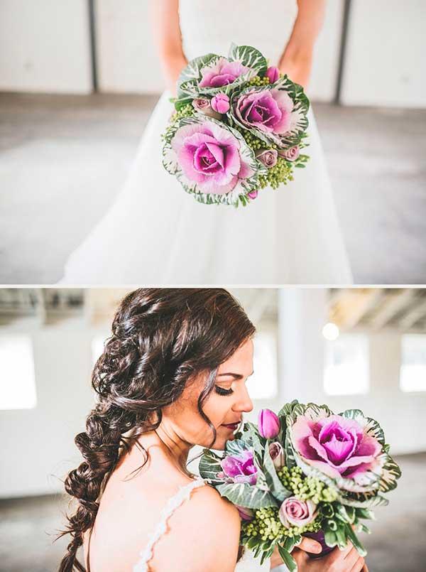 ramo de flores para novia con coles silvestres moradas, muy sencillo y bonito para una boda original