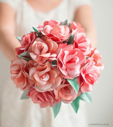 ramo de novia con rosas de papel