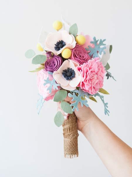 ramo para novia con flores de fieltro, sencillo y bonito diy