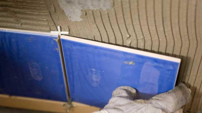 instrucciones para poner los azulejos en la pared del baño