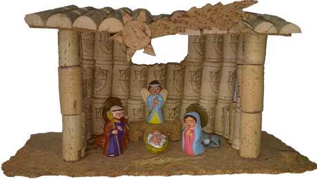 cueva de nacimiento navideño hecha con tapones de corcho
