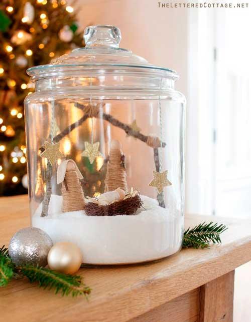 pesebre de navidad casero dentro de un tarro de cristal