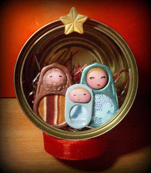 manualidad de nacimiento navideño en una lata de atún