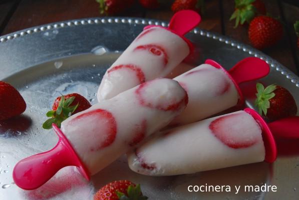 Polos caseros de yogur y fresas