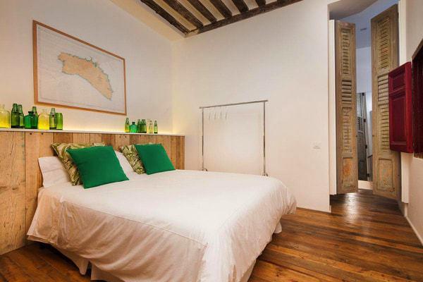 dormitorio con elementos reciclados en loft