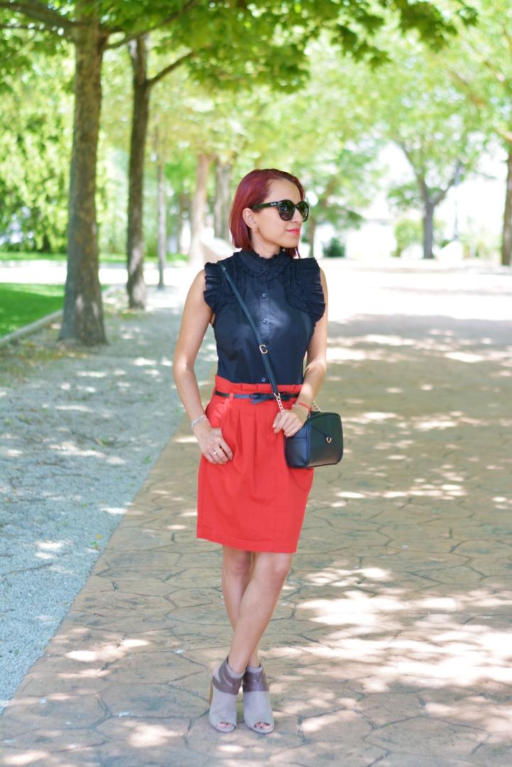 Outfit con falda roja