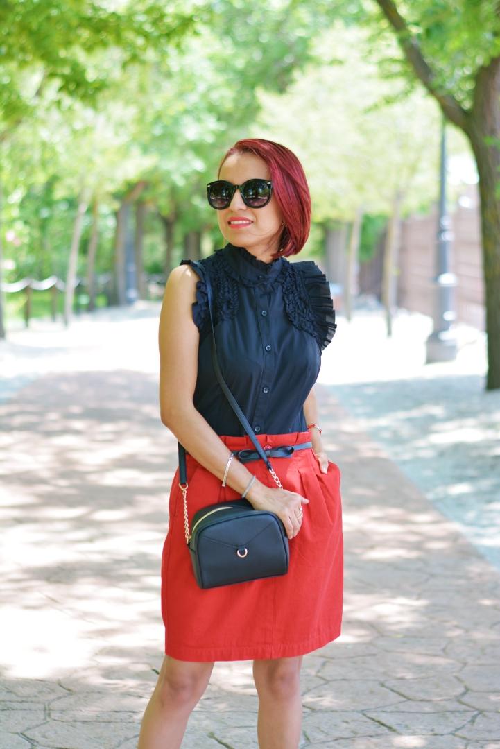 Look casual con falda roja