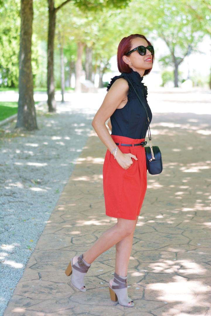 Look con rojo y negro